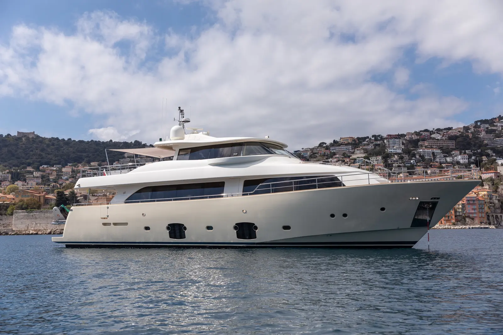 M/Y La Pausa — Sell a week aboard a 26-metre Ferretti to someone who will never see it before they book.